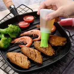 CONFO® Levereras med en flaska olja, en köksoljeborste av högtemperaturbeständig och luddfri silikon