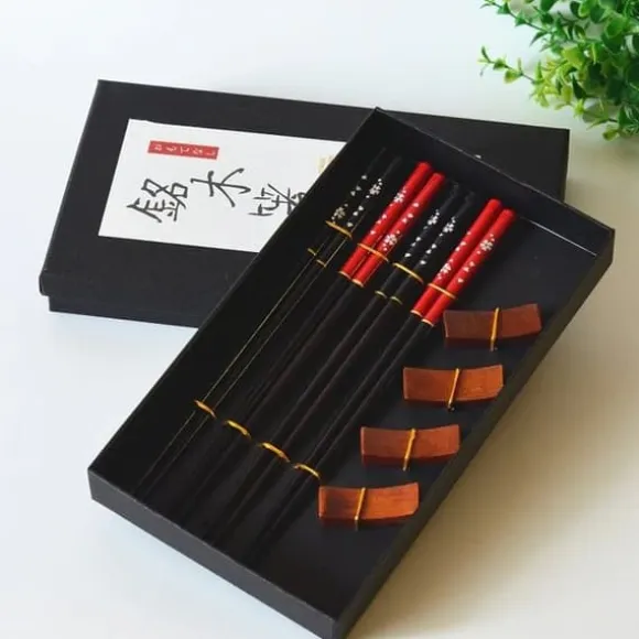 Elegant set med sushipinnar med stativ