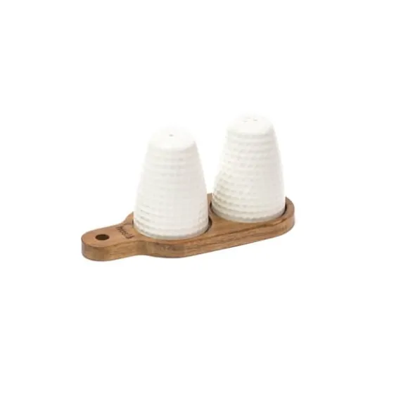 En uppsättning salt- och pepparshakers på en akaciabräda