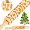 Graverad kavel med jultema och trästruktur för pepparkakor