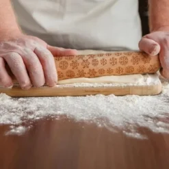 Graverad kavel med jultema och trästruktur för pepparkakor