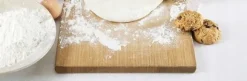 Graverad kavel med jultema och trästruktur för pepparkakor