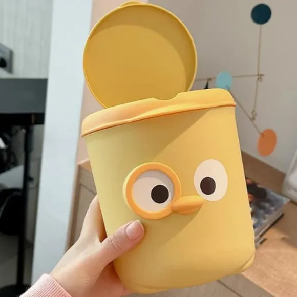Mini papperskorg med lock Söt tecknad design Plastbänkskiva med lock för bord sängbord skrivbord kontor gul