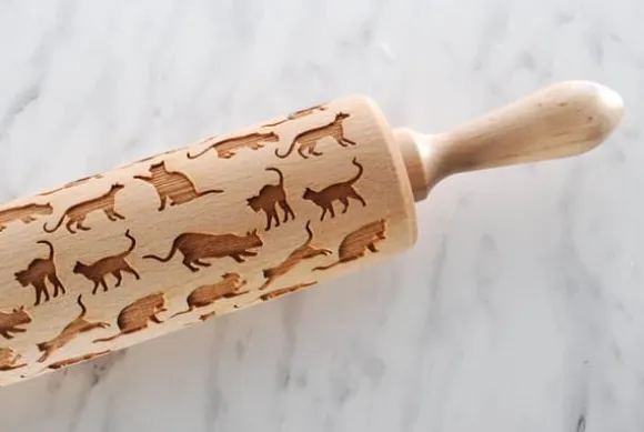 MoodForWood Träkavel, Graverad, 43 cm med Handtag, Perfekt för Bakning - Kattmönster