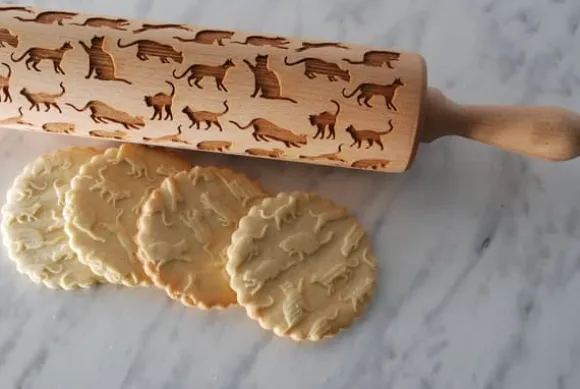 MoodForWood Träkavel, Graverad, 43 cm med Handtag, Perfekt för Bakning - Kattmönster