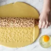MoodForWood Träkavel, Graverad, 43 cm med Handtag, Perfekt för Bakning - Mönster med Vildrosor