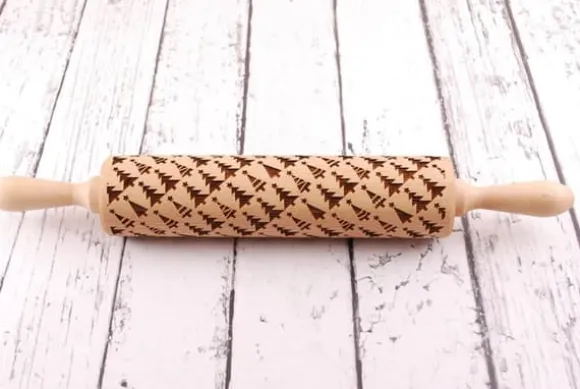 MoodForWood Träkavel, Graverad, 43 cm med Handtag, Perfekt för Bakning - Julgransmönster