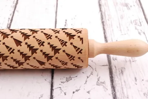 MoodForWood Träkavel, Graverad, 43 cm med Handtag, Perfekt för Bakning - Julgransmönster