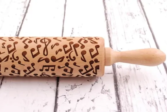 MoodForWood Träkavel, Graverad, 43 cm med Handtag, Perfekt för Bakning - Musik och Noter Mönster