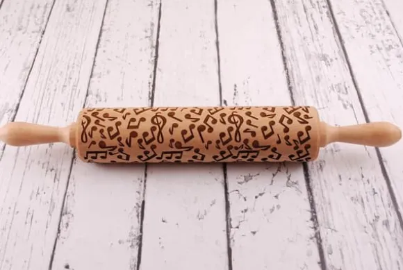 MoodForWood Träkavel, Graverad, 43 cm med Handtag, Perfekt för Bakning - Musik och Noter Mönster