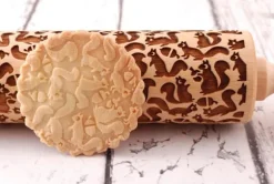 MoodForWood Träkavel, Graverad, 43 cm med Handtag, Perfekt för Bakning - Komönster