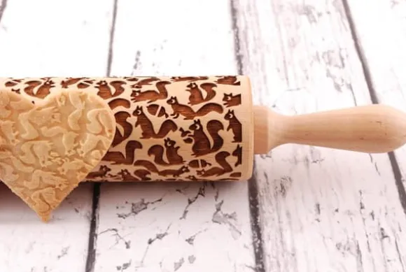 MoodForWood Träkavel, Graverad, 43 cm med Handtag, Perfekt för Bakning - Komönster