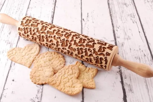 MoodForWood Träkavel, Graverad, 43 cm med Handtag, Perfekt för Bakning - Komönster