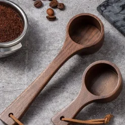 Multifunktionell kaffesked med trähandtag i valnöt - Perfekt för kaffeälskare och hemmabaristor