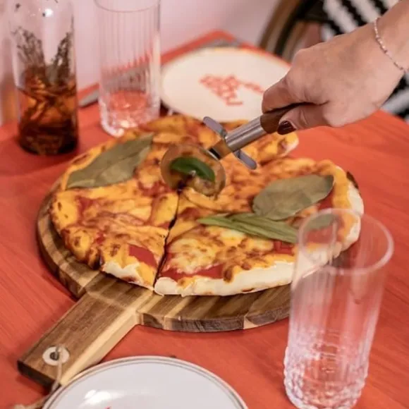 Pizzaset - LIVOO - MES158 - Akaciaträ - 30 x 45 cm - 1 pizzaskärare - Handtag med upphängningshål