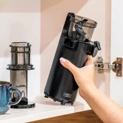 Slow juicer