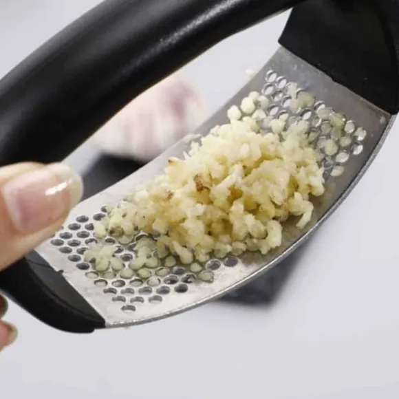 Vitlökspress i Stål – Garlic Press Handtag – Svart